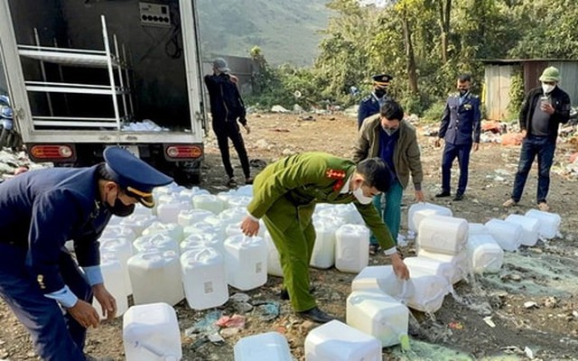 Nỗi lo rượu giả “bủa vây” thị trường Tết