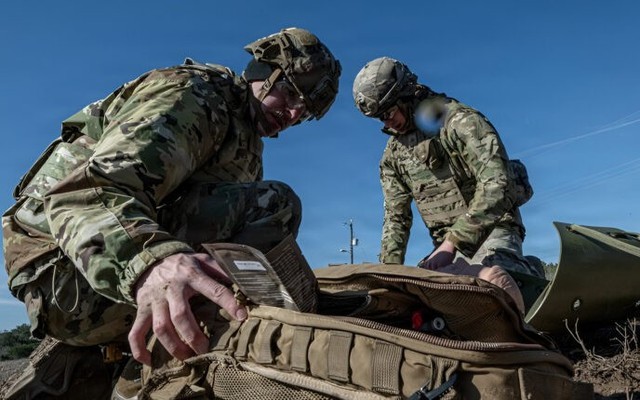 Robot y tế biết tự khâu vết thương ngay trên chiến trường