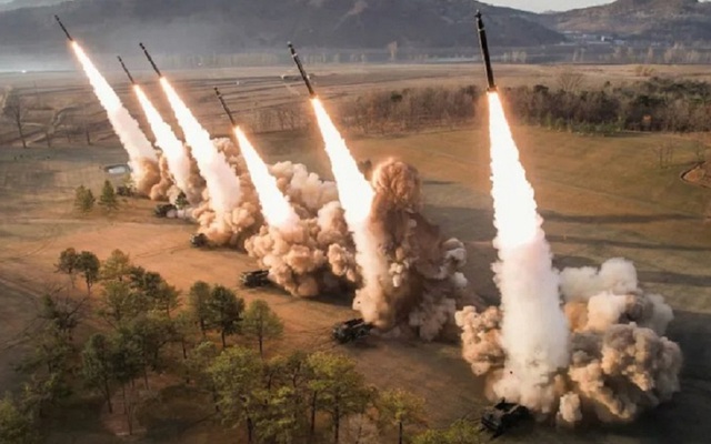 Triều Tiên phô diễn pháo phản lực siêu mạnh, bắn trúng mục tiêu hơn 350km