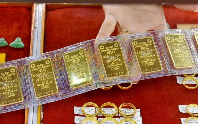 Giá vàng đột ngột đảo chiều tăng mạnh