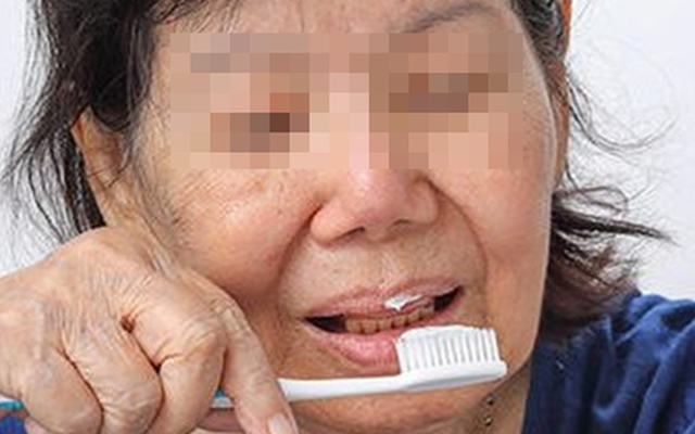 Người phụ nữ 50 tuổi nhất quyết đánh răng bằng nước muối pha loãng, 1 năm sau kết quả gây chấn động