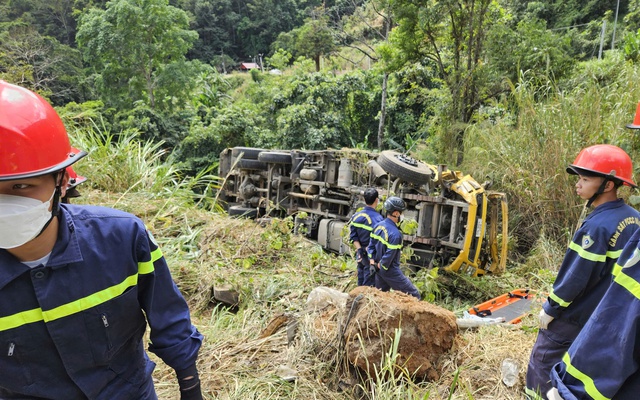 Xe tải lao xuống vực đèo Bảo Lộc, 2 người thương vong