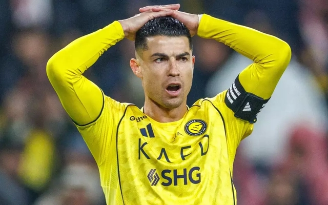 Giới chủ Saudi Arabia lệnh cho Ronaldo phải chấm dứt đình công, xỏ giày ra sân ngay lập tức