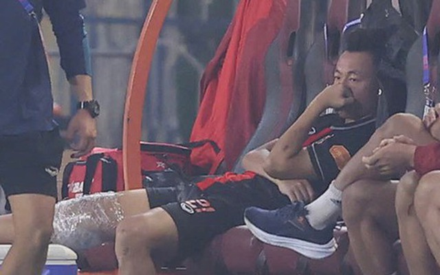 Tiền vệ U23 Việt Nam kể lại khoảnh khắc rùng mình ám ảnh nhất sự nghiệp: "Tôi nghe thấy tiếng dây chằng đứt..."