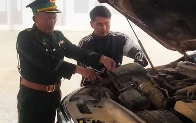 Bí mật dưới nắp capo xe bán tải Ford Ranger di chuyển qua biên giới