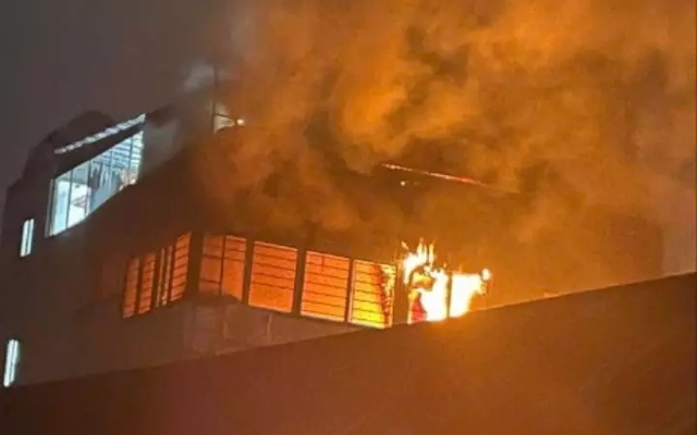 Cháy dữ dội nhà trọ 8 tầng ở Hà Nội