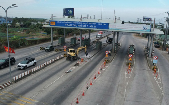 Hình ảnh đang tháo dỡ trạm thu phí T3 trên Quốc lộ 51