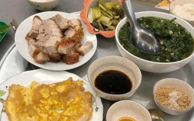 Mâm cơm dậy sóng MXH: Chỉ 1 cái liếc của mẹ chồng, nàng dâu ngơ ngẩn không biết mình sai ở đâu