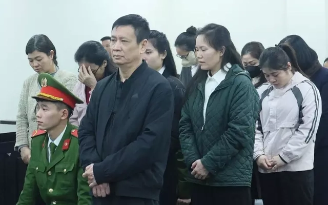 Vận chuyển trót lọt cả tạ vàng lậu bằng chiêu lót vào đế giày đi qua cửa khẩu