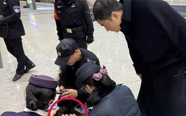 Phát hiện vali chứa 18 cọc tiền mặt gần 700 triệu đồng bị bỏ quên trên tàu