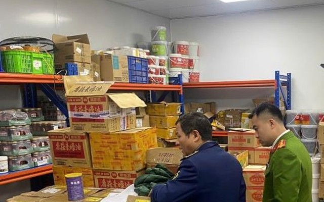 Phát hiện 1,5 tấn nguyên liệu thực phẩm không rõ nguồn gốc, liên kết với chuỗi lẩu nổi tiếng Hà Nội