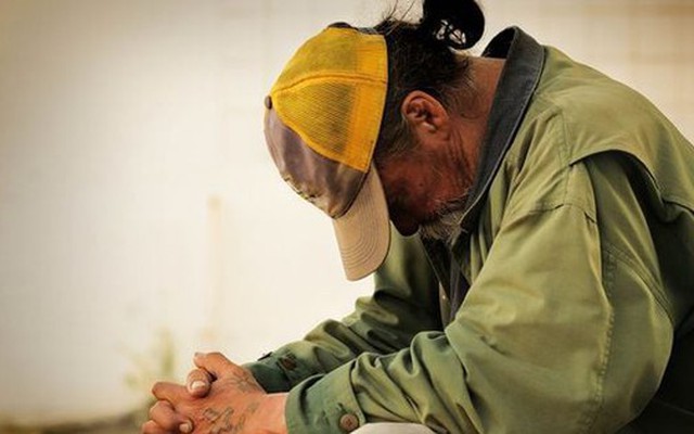 Mẹ tôi thu nhập 3 tỷ mỗi năm, bố thì đi khắp nơi vay tiền nhưng luôn nói yêu thương con cái và sự thật nực cười phía sau