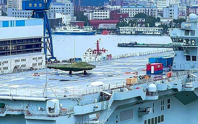 Phát hiện máy bay lạ "phủ bạt xanh" trên tàu 40.000 tấn của Trung Quốc