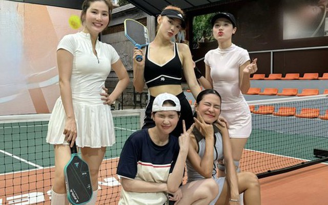 Minh Hằng khoe visual trắng phát sáng, "cày việc" 25 tiếng liên tục vẫn phải ra sân pickleball "đọ trình" cùng Ngọc Trinh