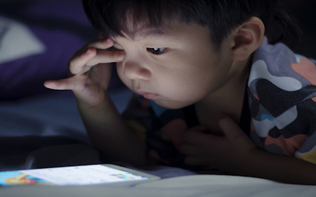 Cháu khóc là ông bà cho xem điện thoại, bé trai 3 tuổi cận thị tới 400 độ