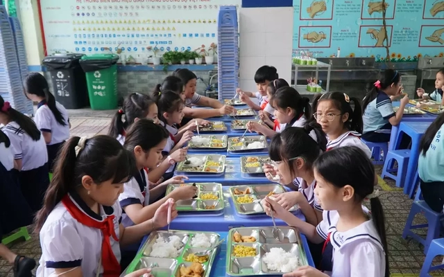 Cảnh trái ngược sau vụ thịt bẩn nghi tuồn vào hàng loạt trường học ở TPHCM