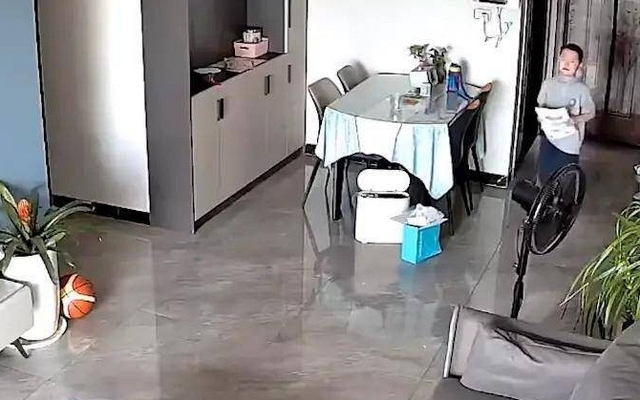 Xem lại camera giám sát, người mẹ tan nát cõi lòng vì tiếng gọi của con