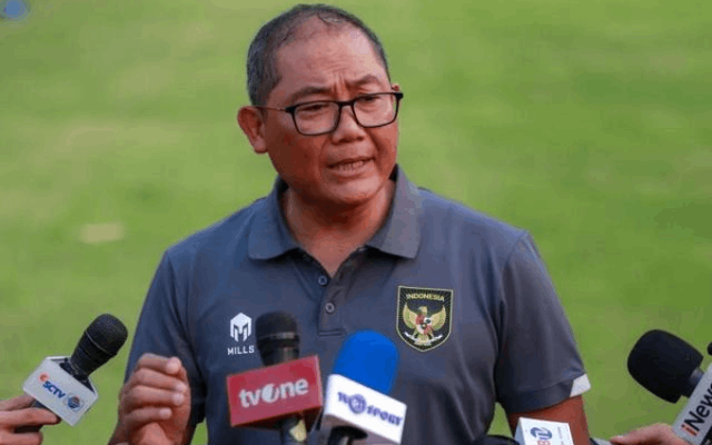 FIFA phạt “sếp lớn” bóng đá Indonesia kỷ lục: Cấm 20 trận sau khi đẩy ngã trọng tài