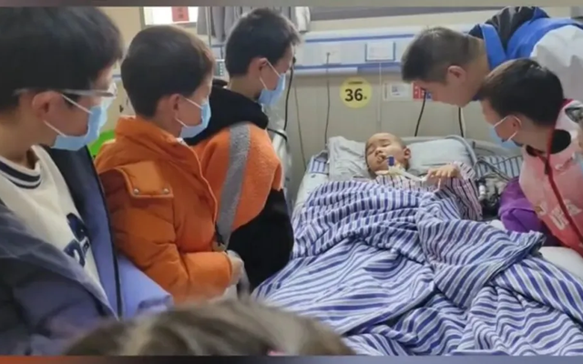 Cậu bé 8 tuổi tỉnh lại sau 55 ngày hôn mê nhờ tiếng gọi của bạn học