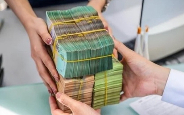 Người dân được bồi thường đất muốn nhận tiền mặt, không qua tài khoản ngân hàng có được không? Bộ Tài chính giải đáp