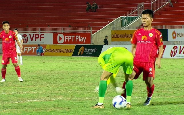 Thủ môn mắc sai lầm độc lạ ở giải Hạng Nhất
