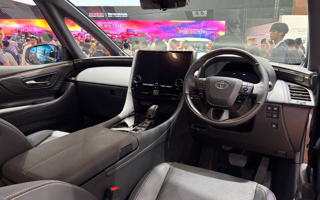 Toyota ra mắt Alphard Hybrid giá thấp nhất lịch sử: Lược bỏ loạt tiện nghi nội thất