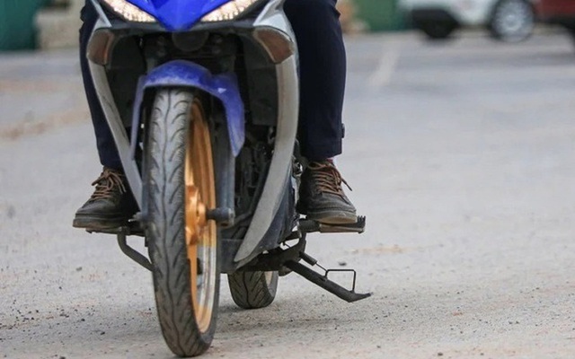 Mức phạt cao nhất khi đi xe máy mà không gạt chân chống