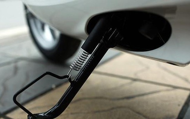 Người dân lưu ý: Không gạt chân chống xe máy có thể bị phạt đến 14 triệu đồng theo Nghị định 168