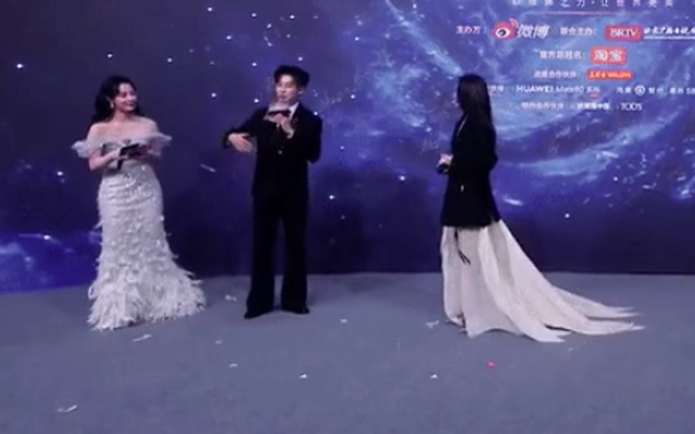 Chưa thấy ai U50 vẫn trẻ dã man thế này: 30 năm không già đi, kim cương dù bao nhiêu tuổi vẫn là kim cương