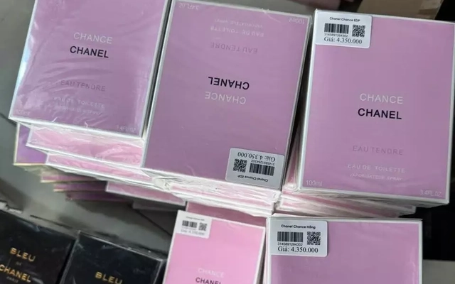 Triệt phá đường dây buôn bán 10.000 chai nước hoa Chanel, BVL, Versace giả