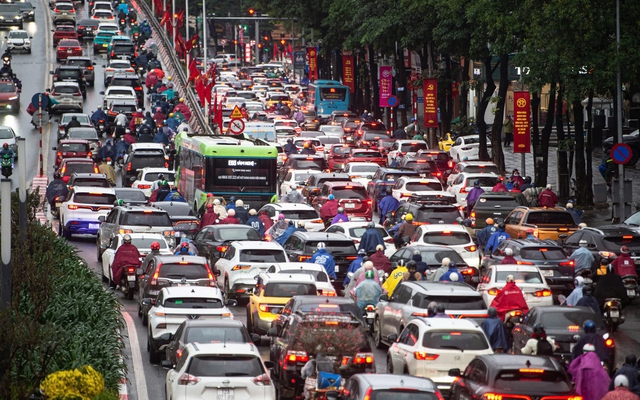 Người Hà Nội đổ ra đường sắm Tết, giao thông kẹt cứng từ sáng sớm