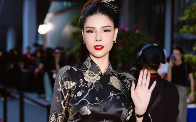 Kỳ Hân - vợ Mạc Hồng Quân khoe visual phát sáng trên thảm đỏ WeChoice Awards, mẹ 2 con vóc dáng vẫn nuột nà