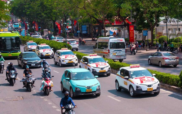 100% taxi ở Hà Nội là xe điện trong 4 năm nữa: Gần 28.000 tài xế có được hỗ trợ gì không?