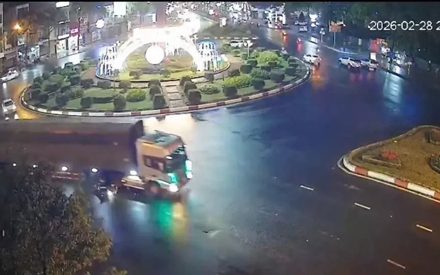 Container ôm cua sai quy định, cuốn người phụ nữ tử vong