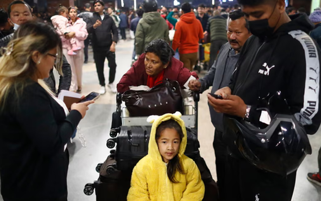 Hàng trăm ngàn hành khách mắc kẹt, hơn 1.000 chuyến bay bị hủy ở Trung Đông