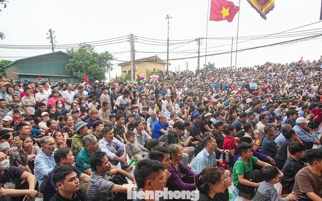 Biển người đổ về sông Đáy xem các đô vật