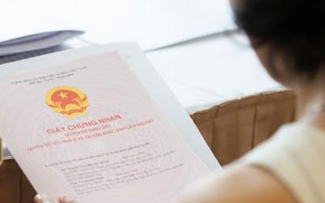 Dọn tủ thì phát hiện ra bản photo cuốn sổ đỏ đứng tên mẹ chồng, tờ giấy kẹp cùng mới là thứ khiến tôi đau như cắt