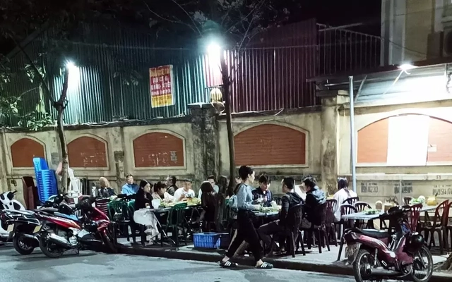 Sau 'tối hậu thư' của Giám đốc Công an Hà Nội, nhiều hàng quán vẫn chiếm hết vỉa hè