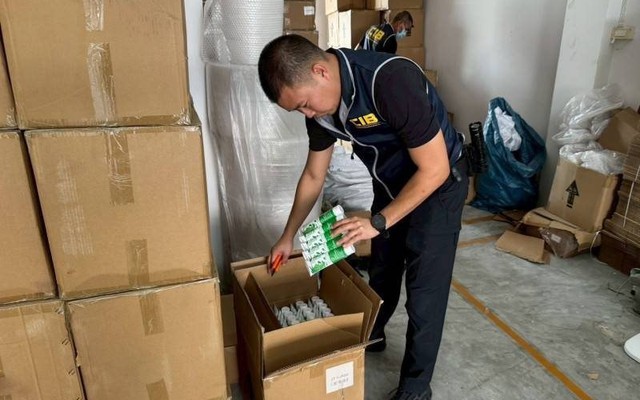 Một thiếu tướng chỉ huy cuộc đột kích, phát hiện hơn 120.000 tuýp kem đánh răng, mỹ phẩm giả trị giá gần 5 tỷ đồng