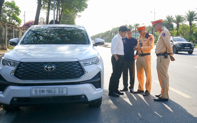 Dừng xe sai quy định gần sân bay, tài xế phân trần ‘chỉ chờ khách một lúc’