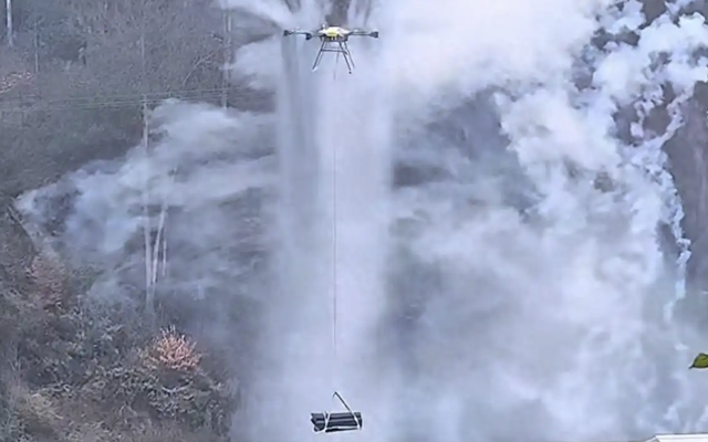 Đám tang thời “công nghệ”: 1 gia đình chi hơn 38 triệu đồng thuê máy bay không người lái bê quan tài nặng 460kg lên núi an táng