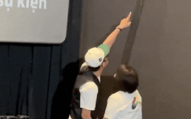 Hành động khó hiểu của Doãn Quốc Đam trong rạp chiếu phim khiến MXH xôn xao