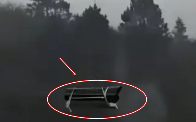 Quan tài hàng trăm cân bỗng "bay" giữa sườn núi, cảnh tượng khiến nhiều người không tin mắt mình