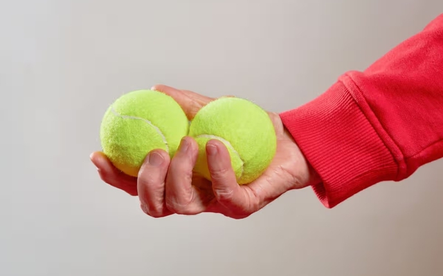 Vì sao khi đi máy bay bạn nên mang theo một quả bóng tennis?