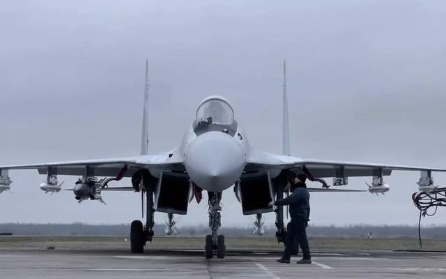Tiêm kích Su-35 gây sốc khi xuất hiện ở 'chế độ quái thú'