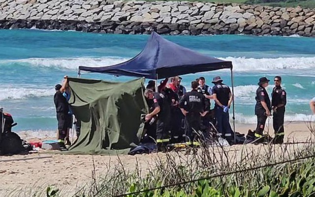 Một cặp đôi tử vong thương tâm khi đang tắm biển