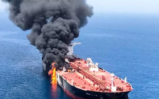 Nhiều tàu trúng đạn ở eo biển Hormuz