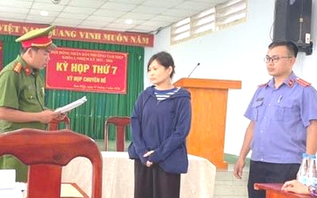 Bắt, khám xét nơi làm việc của nguyên cán bộ địa chính Trần Nguyễn Minh Nguyệt