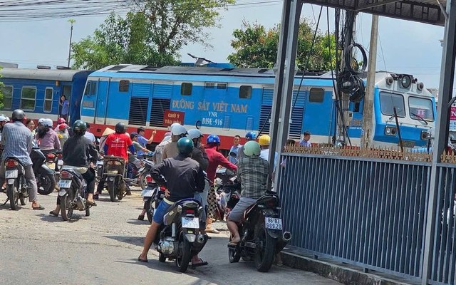 Cục CSGT lên tiếng về clip "ma che mắt" loạt tài xế vượt đường ray tàu hỏa khi chuông báo