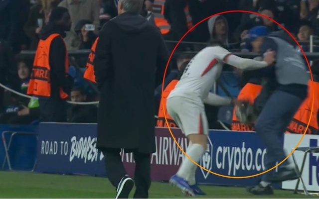 Ngôi sao Chelsea gây tranh cãi khi đẩy ngã cậu bé nhặt bóng trong trận với PSG